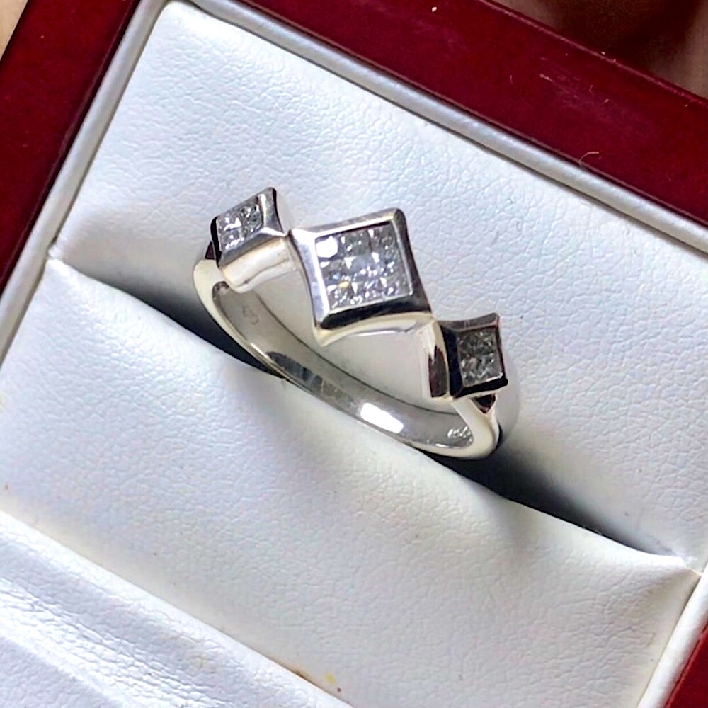 18K gold Carrière by Bony Levy solid white gold diamond ring.